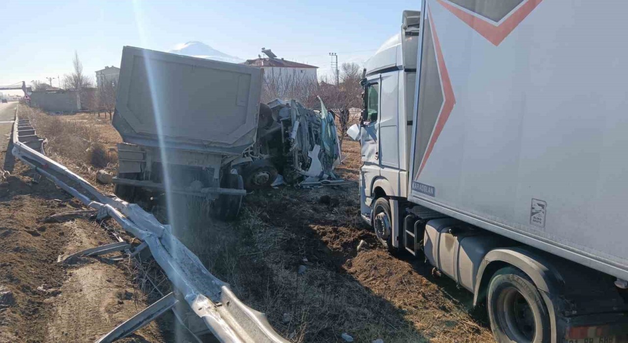 Iğdırda hafriyat kamyonu ile tır çarpıştı