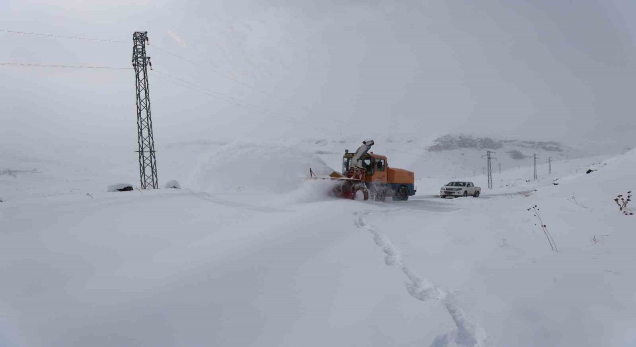 Iğdırda kar ve tipi nedeniyle kapanan köy yolları ulaşıma açıldı