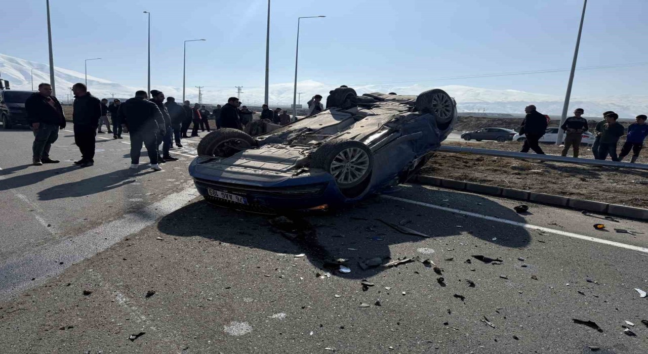 Iğdırda minibüs ara yoldan çıkan otomobile çarptı, araçlarda maddi hasar oluştu