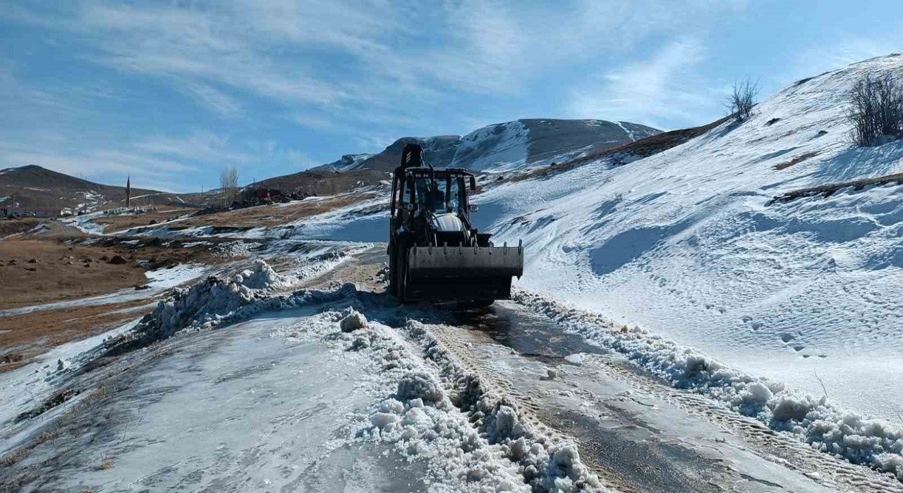 Iğdırın dağ köylerinde tipi ve buzlanma nedeniyle kapanan yollar açılıyor