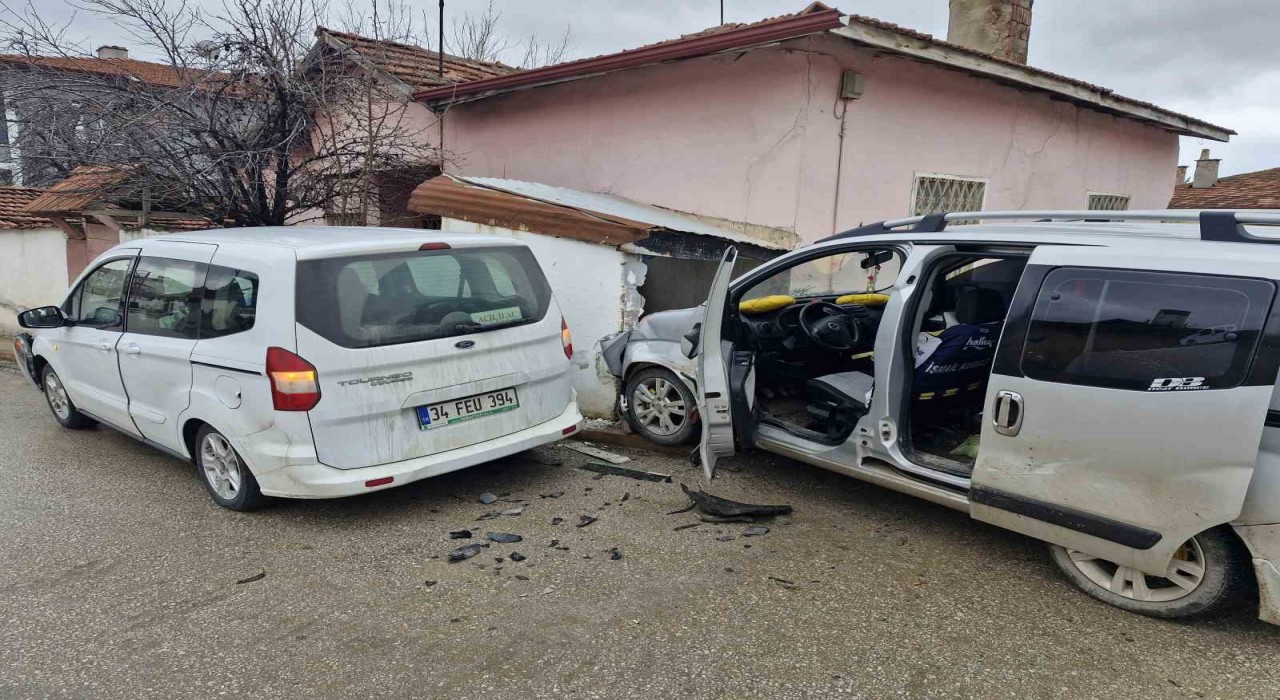 İki hafif ticari araç çarpıştı, sürücüler burnu bile kanamadan kurtuldu