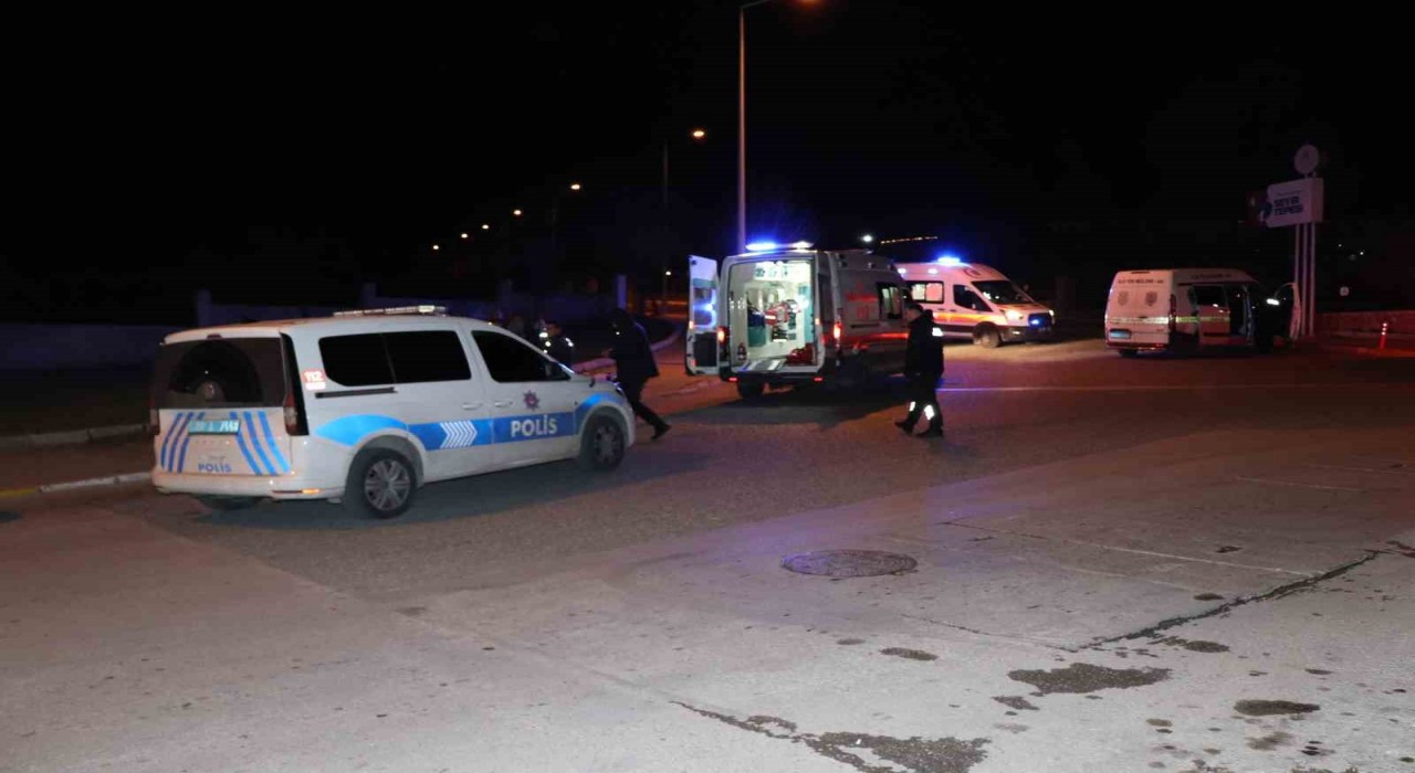 İki kişiyi bıçaklayıp arabalarıyla kaçtılar