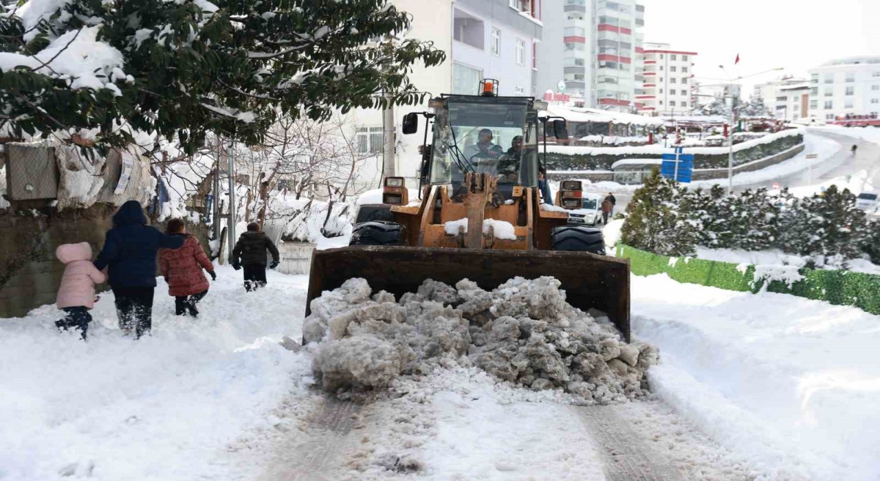 İlkadımda karla mücadele devam ediyor