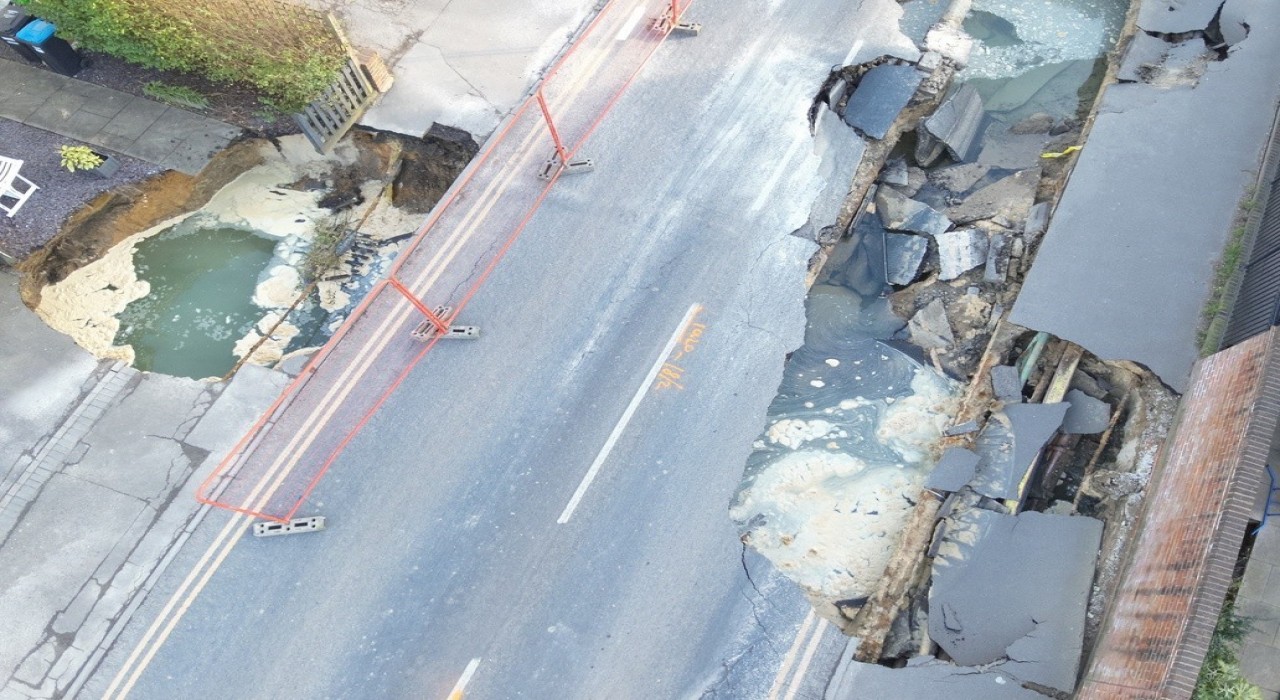 İngilterede 20 metre genişliğindeki obruk bahçeyi yuttu