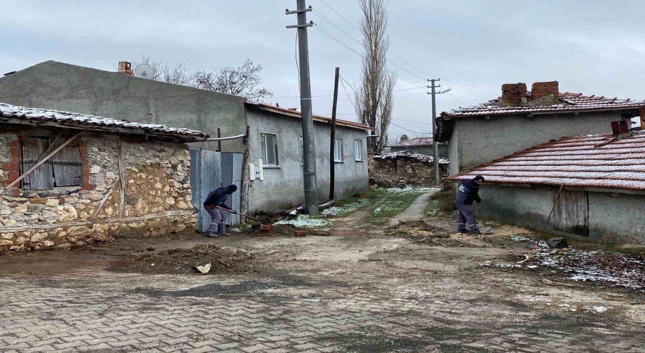 İnönü Belediyesi Esnemez Mahallesinde temizlik çalışması yaptı