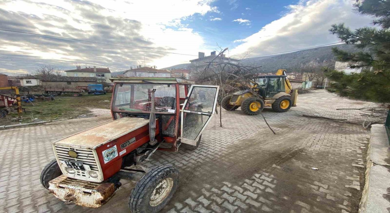 İnönüde okul bahçeleri temizlendi