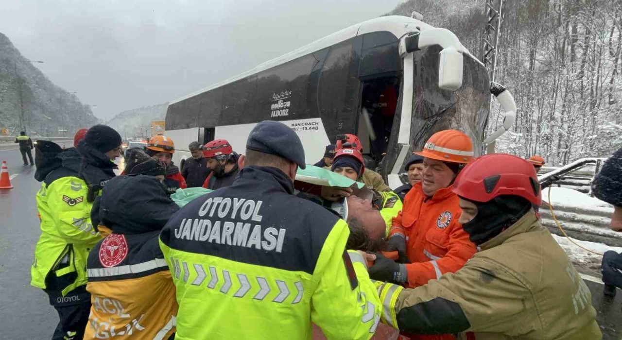 İrana giden 28 yolcunun bulunduğu otobüs, tıra çarptı: 1 yaralı