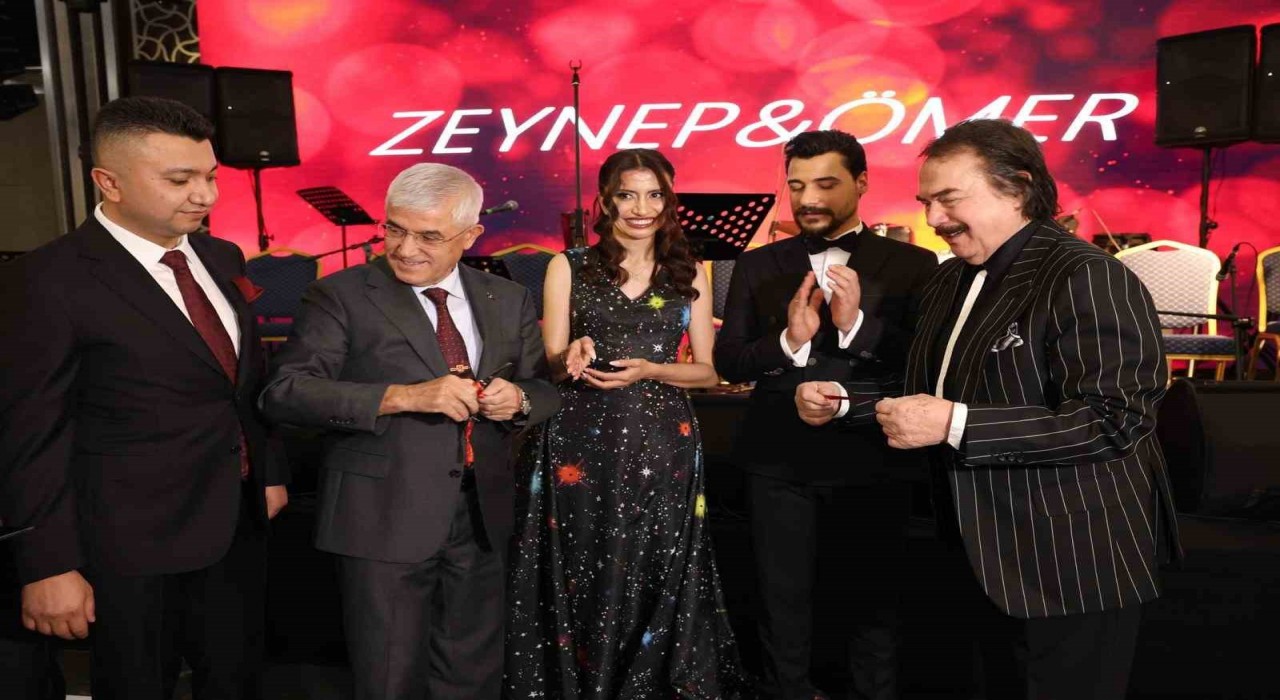 İş adamı Serdar Özyurtun kardeşi Zeynep Özyurtun nişan töreninde birçok ünlü sanatçı sahne aldı