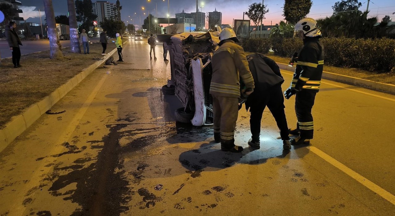 İskenderunda yan yatan aracın sürücüsü yaralandı