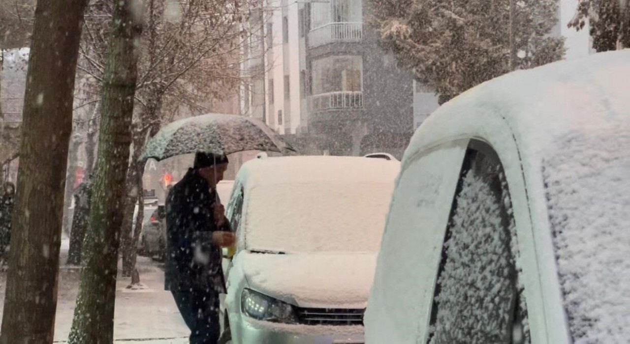 Ispartada yoğun kar yağışı başladı, kartpostallık manzaralar ortaya çıktı