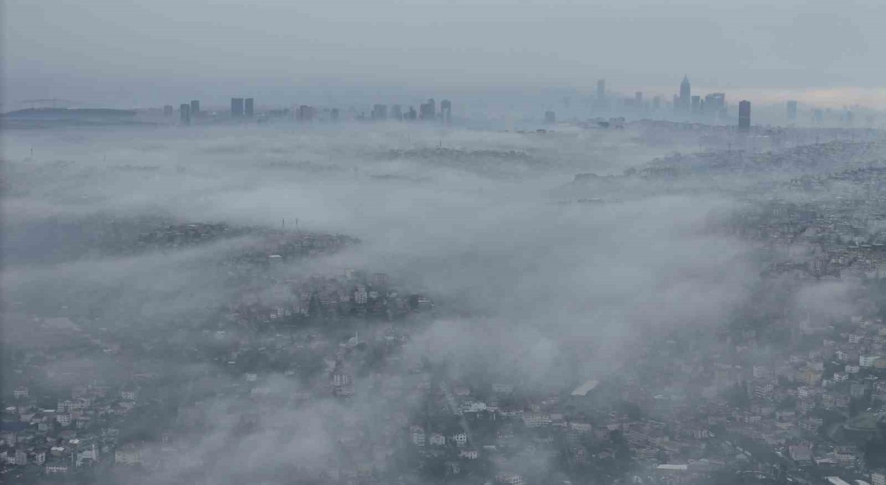 İstanbul Boğazında sis kartpostallık manzara oluşturdu