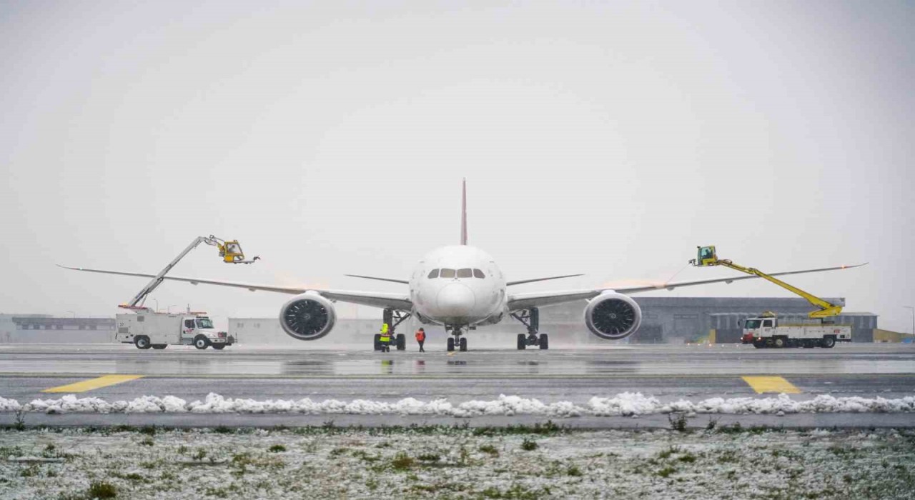 İstanbul Havalimanında uçaklara buzlanmaya karşı de-icing işlemi uygulanıyor