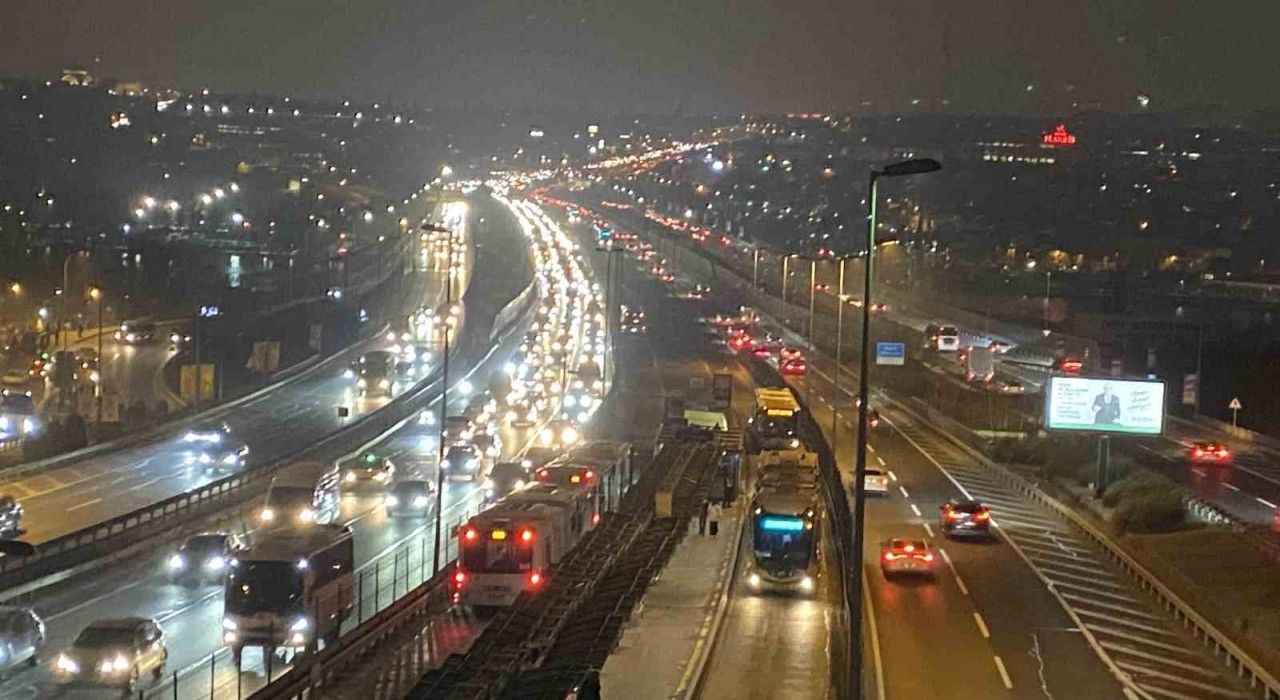 İstanbulda ara tatilin ardından okulların açılmasıyla sabah trafik yoğunluğu oluştu