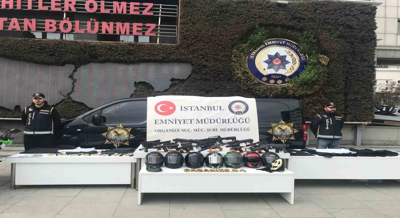 İstanbulda çete operasyonlarında ele geçirilen silahlar ve motosikletler sergilendi