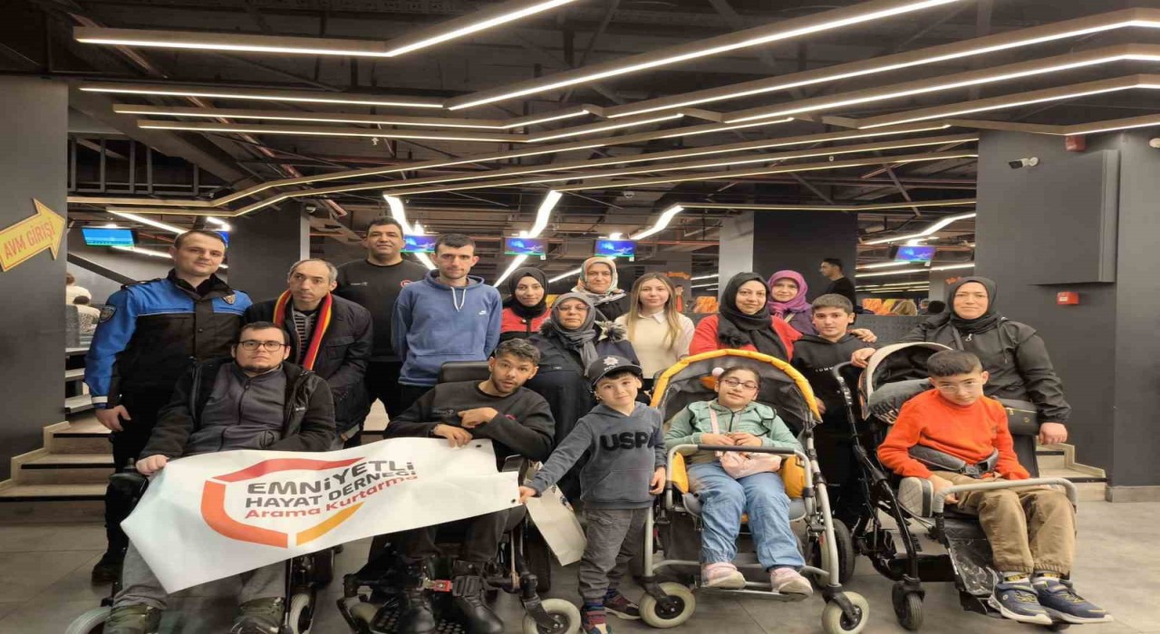 İstanbulda engelliler bowling ile sosyalleşti