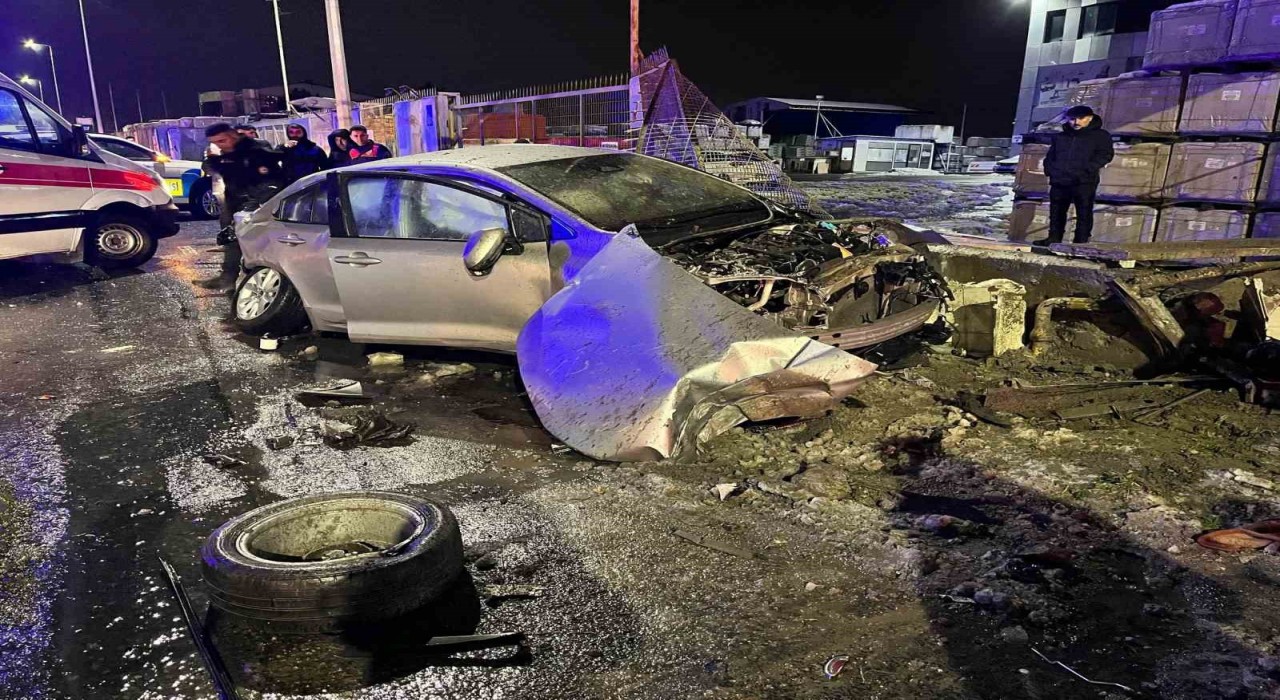 İstanbulda feci kaza, otomobil sürücüsü hayatını yitirdi