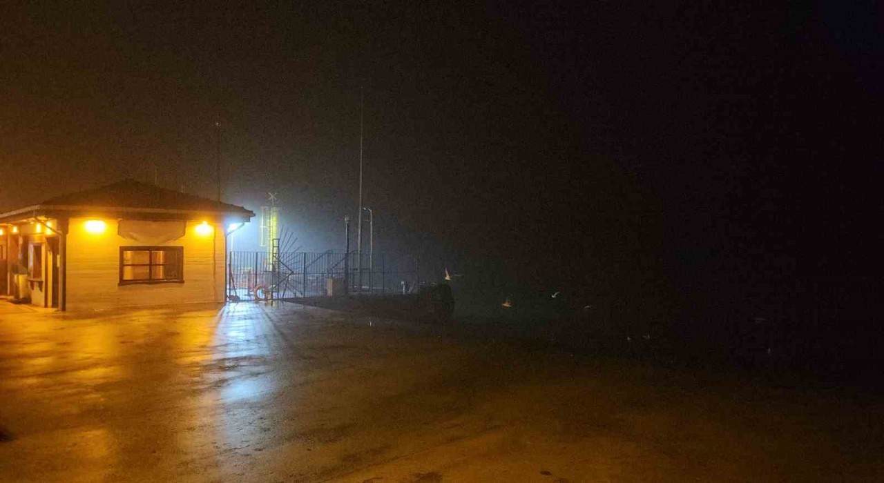 İstanbulda gece sis etkili oldu: Boğaz trafiği askıya alındı