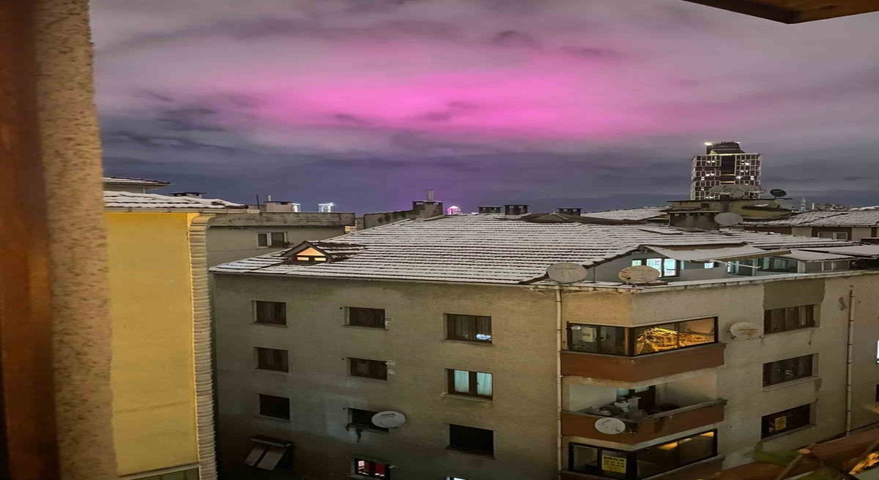 İstanbulda gökyüzünde pembe bulut kümeleri görüldü