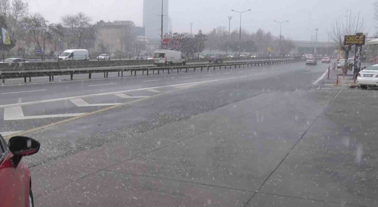 İstanbulda kar yağışı devam ediyor