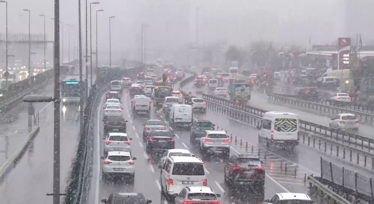 İstanbulda kar yağışı etkisini artırdı, trafik durma noktasına geldi