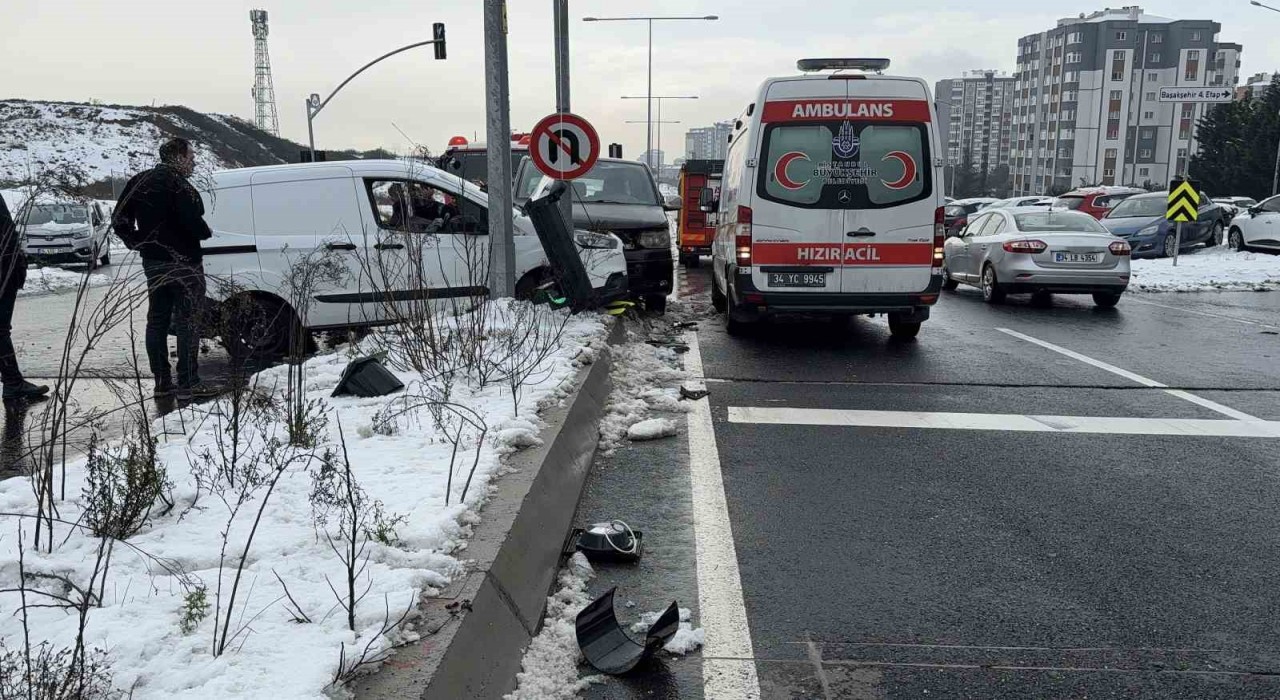İstanbulda kar yağışı sonrası oluşan buzlanma kazaya neden oldu