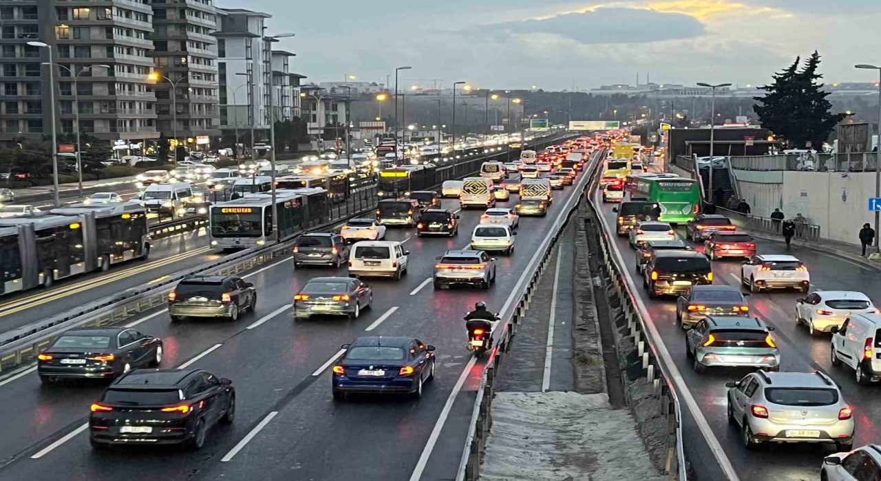 İstanbulda kar yağışıyla birlikte trafik yoğunluğu yüzde 80e ulaştı