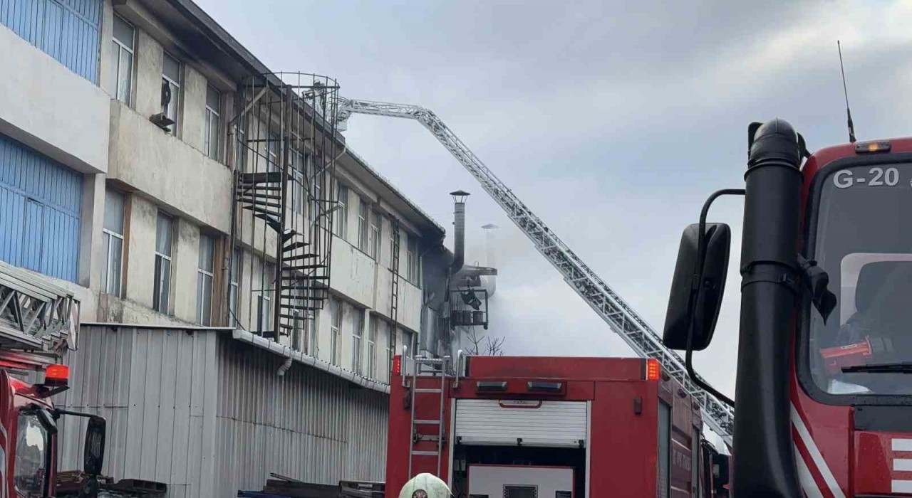 İstanbulda kauçuk imalathanesinden alevler yükseldi