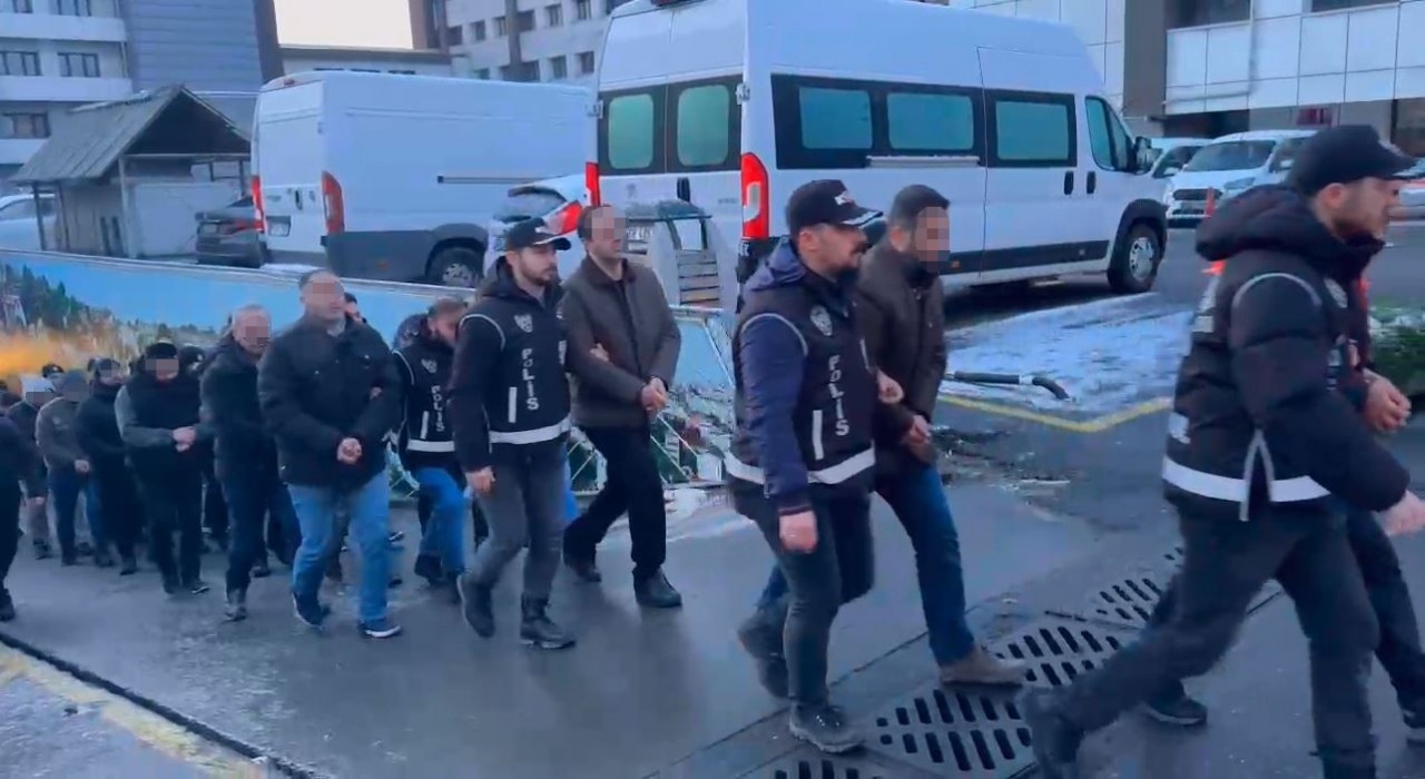 İstanbulda ‘Kıskaç-40 operasyonunda yakalanan 20 şüpheli adliyeye sevk edildi