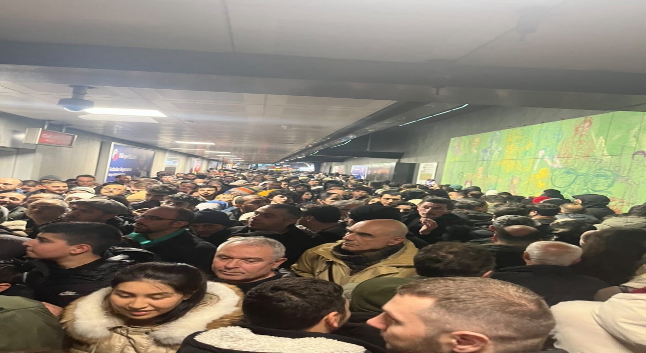 İstanbulda metro duraklarındaki yolcu yoğunluğuna vatandaş tepkisi
