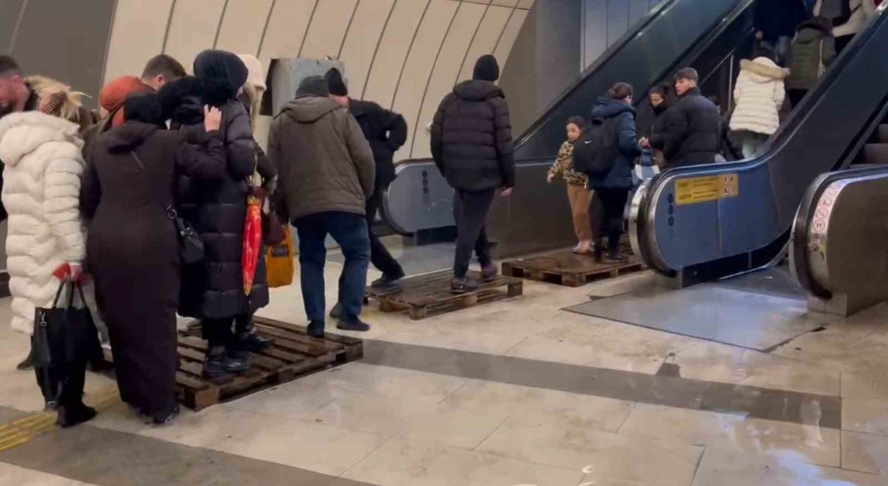 İstanbulda metrobüs alt geçidi su bastı: Vatandaş suların içinde yürümek zorunda kaldı