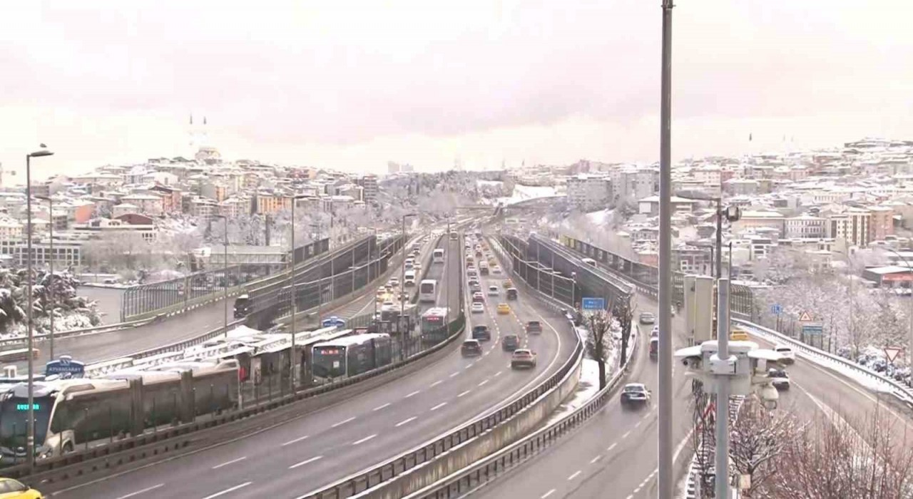 İstanbulda okullara kar tatili trafiğe yaradı: Trafik yoğunluğu yüzde 20 oldu