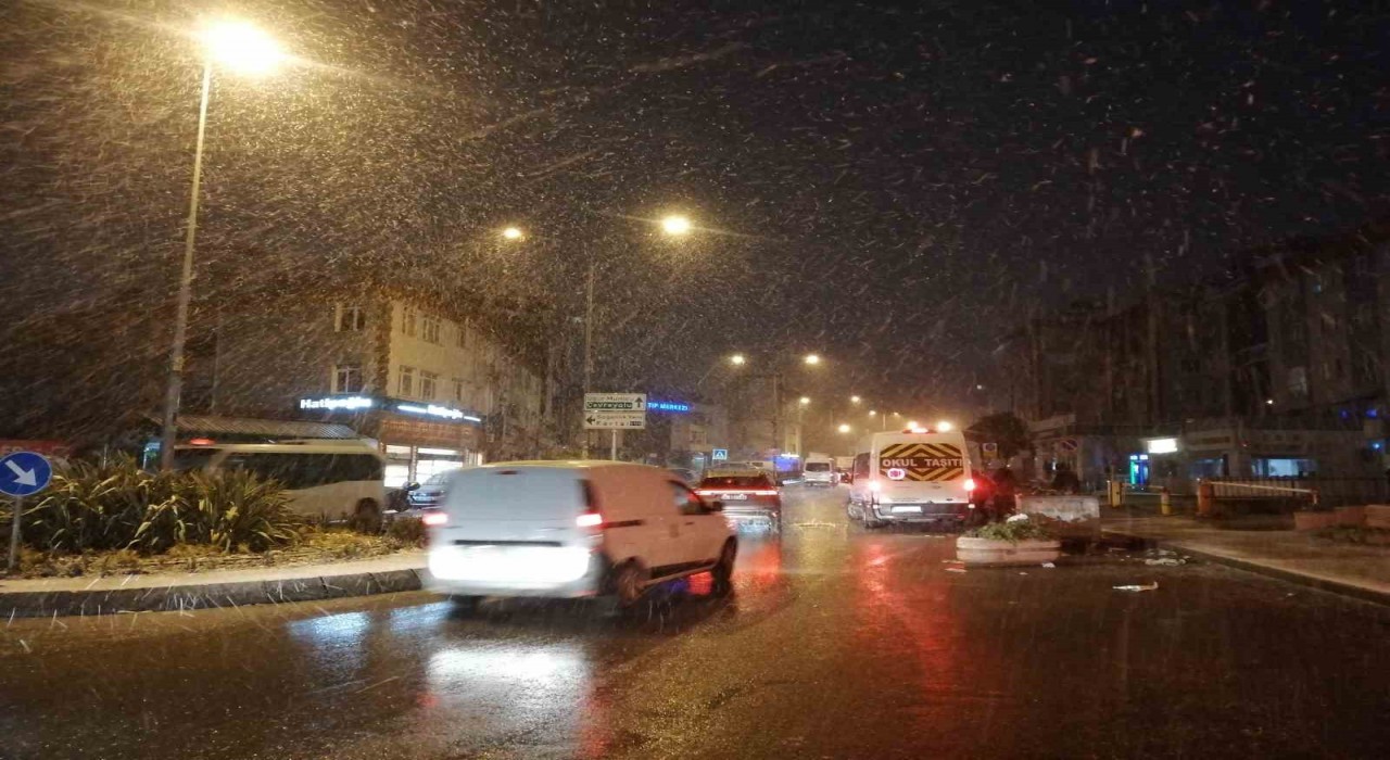 İstanbulda sabahın erken saatlerinde kar yağışı etkili oldu