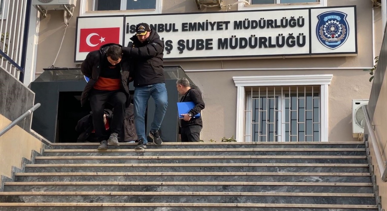 İstanbulda sahte kargo sevk belgeleriyle yüzlerce kişiyi dolandıran 3 şüpheli yakalandı