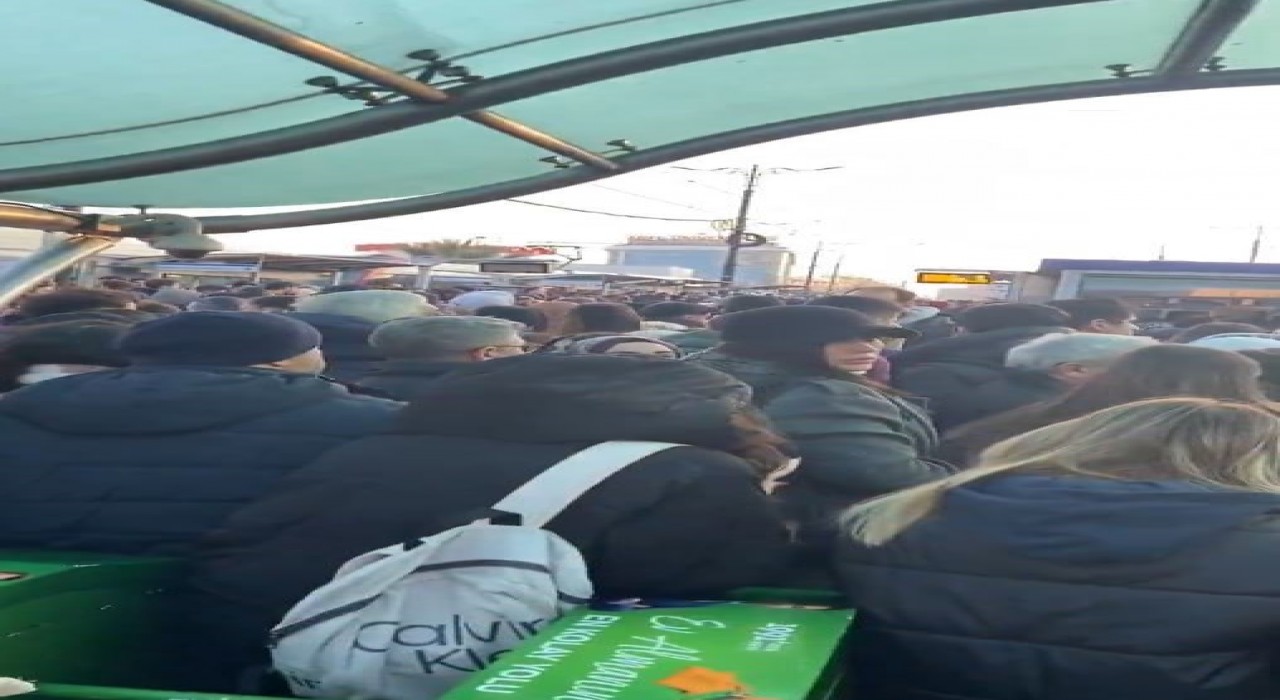 İstanbulda tramvay seferlerinde gecikme çileden çıkardı, yoğunluk oluştu