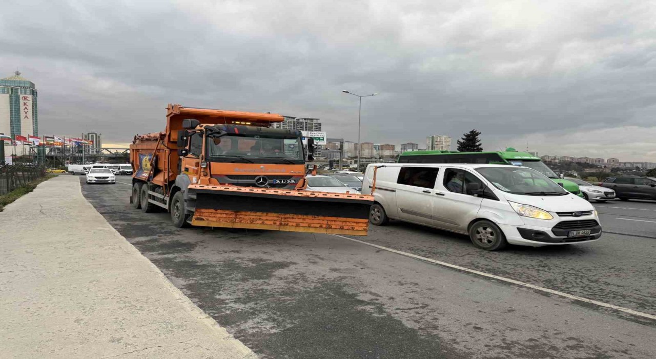 İstanbulda uyarıların ardından kar küreme araçları yollara indi