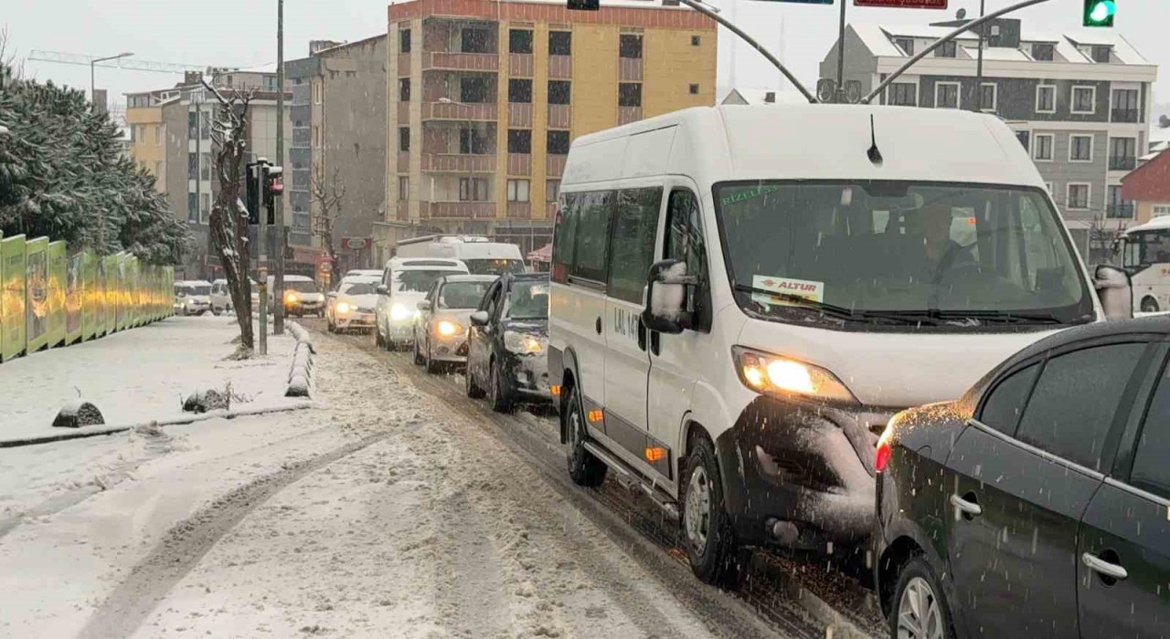 İstanbulda yollar beyaza büründü, araçlar yollarda kaldı