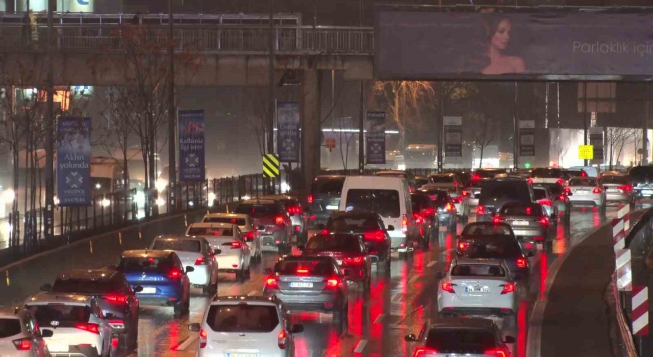 İstanbullular haftaya yoğun trafikle başladı