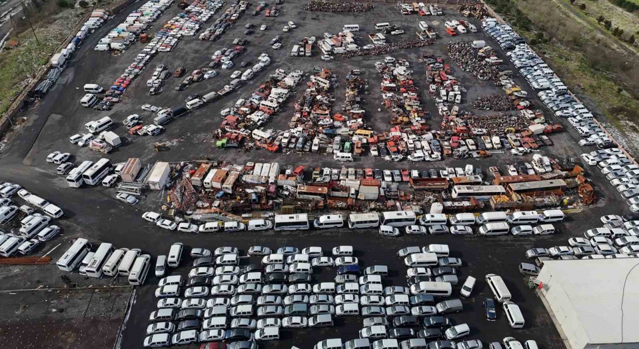 İstanbulun hurda otomobilleri, araç mezarlığında çürüyor