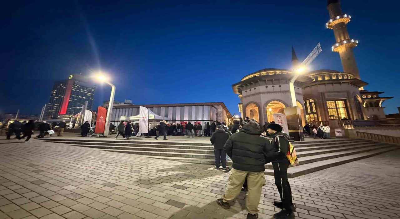 İstanbulun sembol camilerinde, vatandaşlara salep ve kandil simidi ikramı