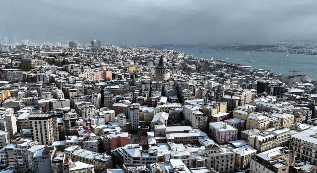 İstanbulun tarihi simgeleri beyaza büründü