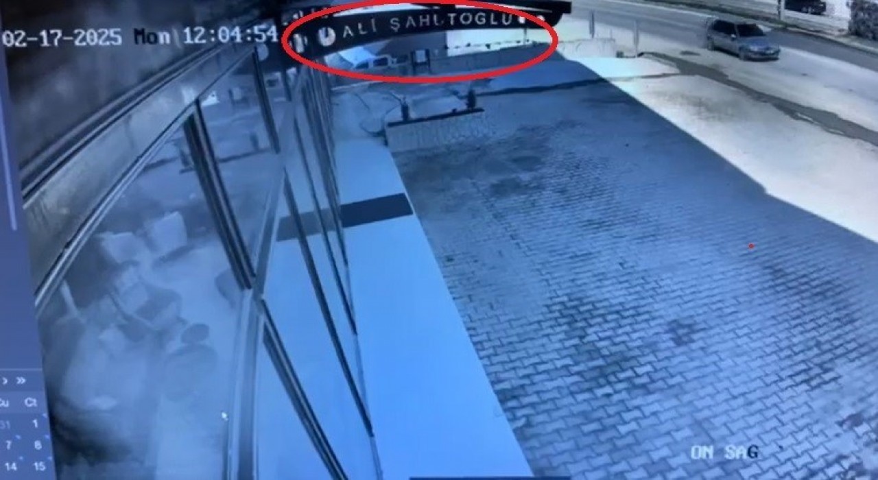 İstinat duvarına çarpıp dereye düşen kamyonetin düşme anı kameralarda