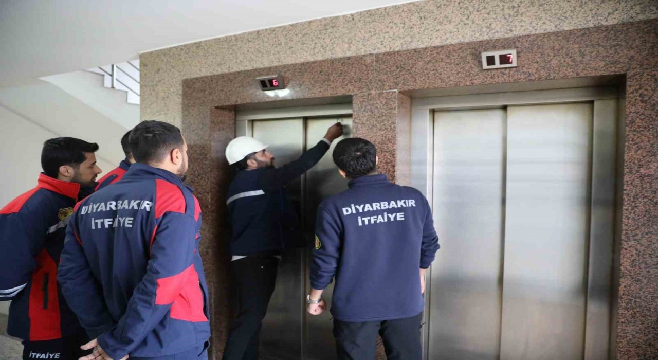 İtfaiye personeline ‘asansörde kurtarma eğitimi