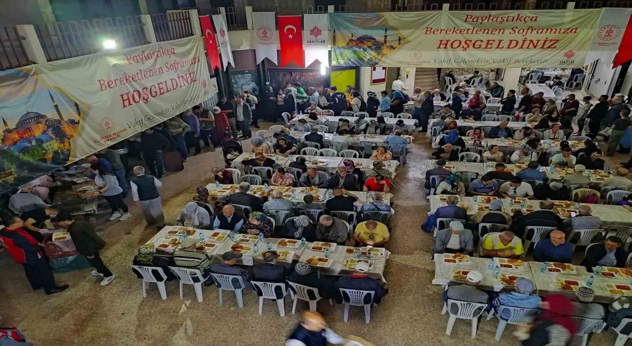 İzmir Vakıflar Müdürlüğü Manisada iftar sorası kuruyor