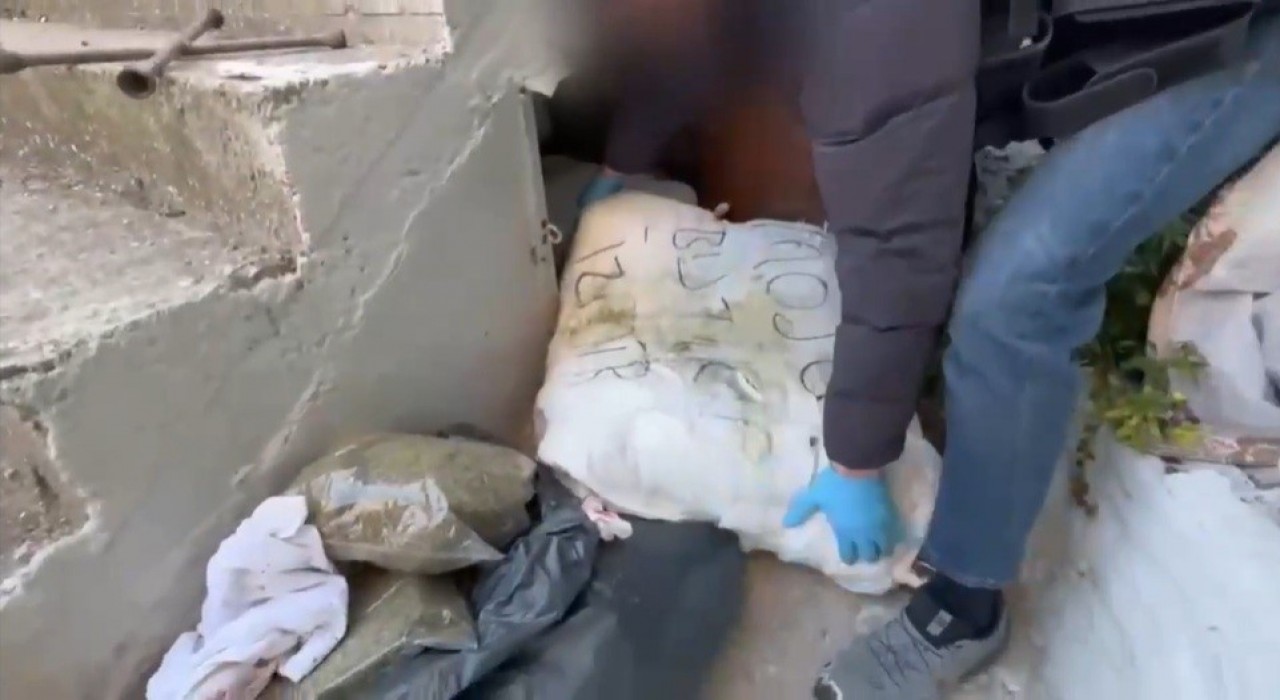 İzmirde bir adreste 102 kilo 50 gram uyuşturucu ele geçirildi
