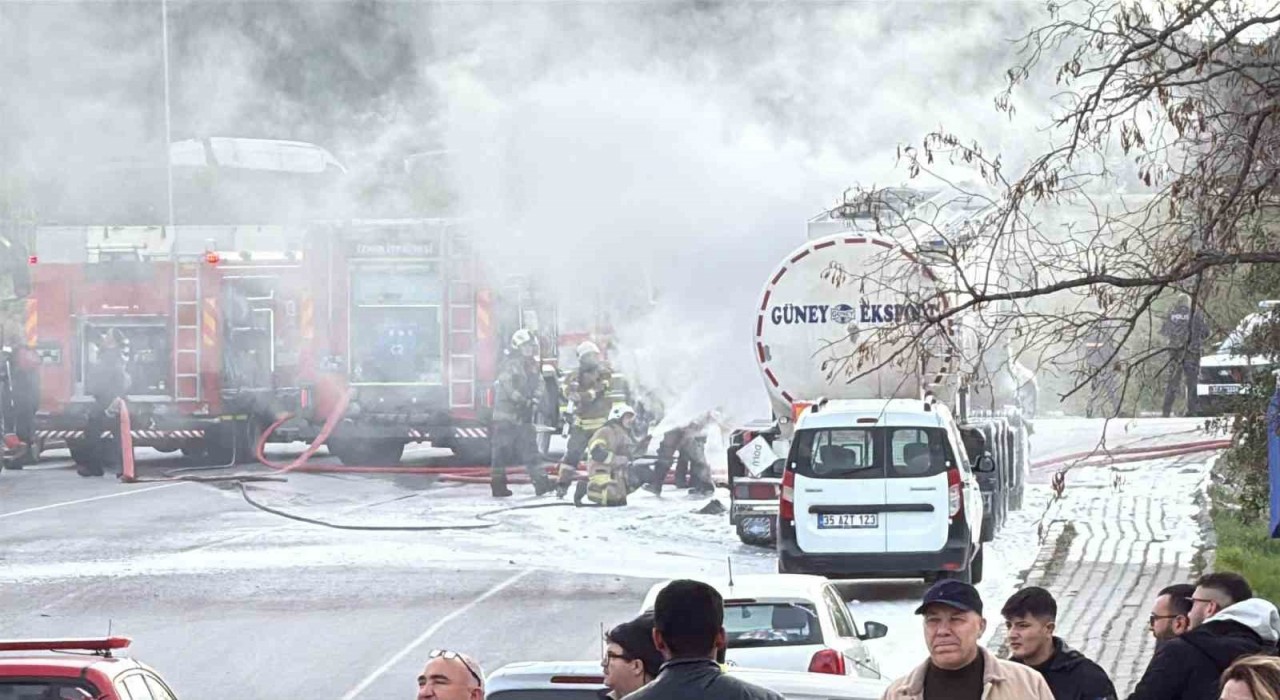 İzmirde bitkisel yağ yüklü tanker alev aldı