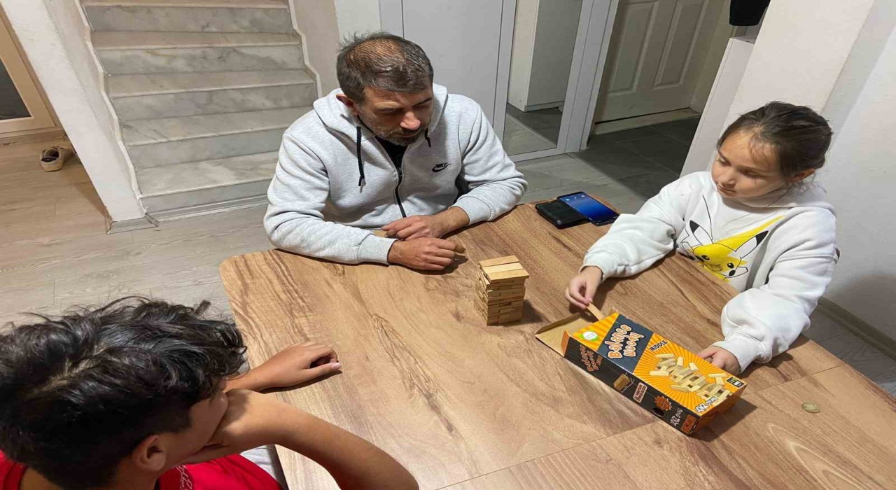 İzmirde ekrandan uzaklaşıp öğretici aktiviteler yapan veliler çocuklarına örnek oluyor