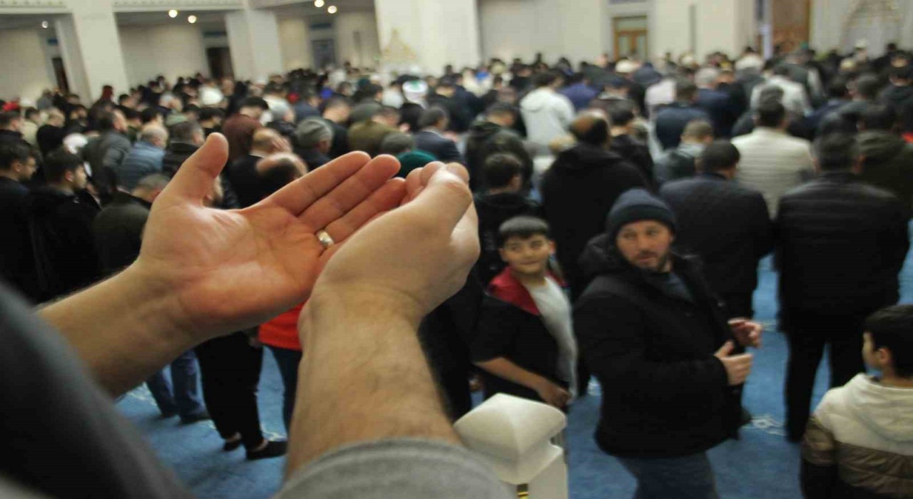 İzmirde ilk teravih namazı kılındı
