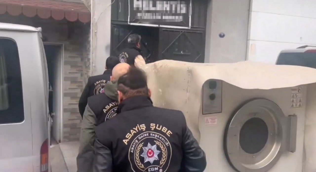 İzmirde masaj salonuna fuhuş baskını: 9 gözaltı