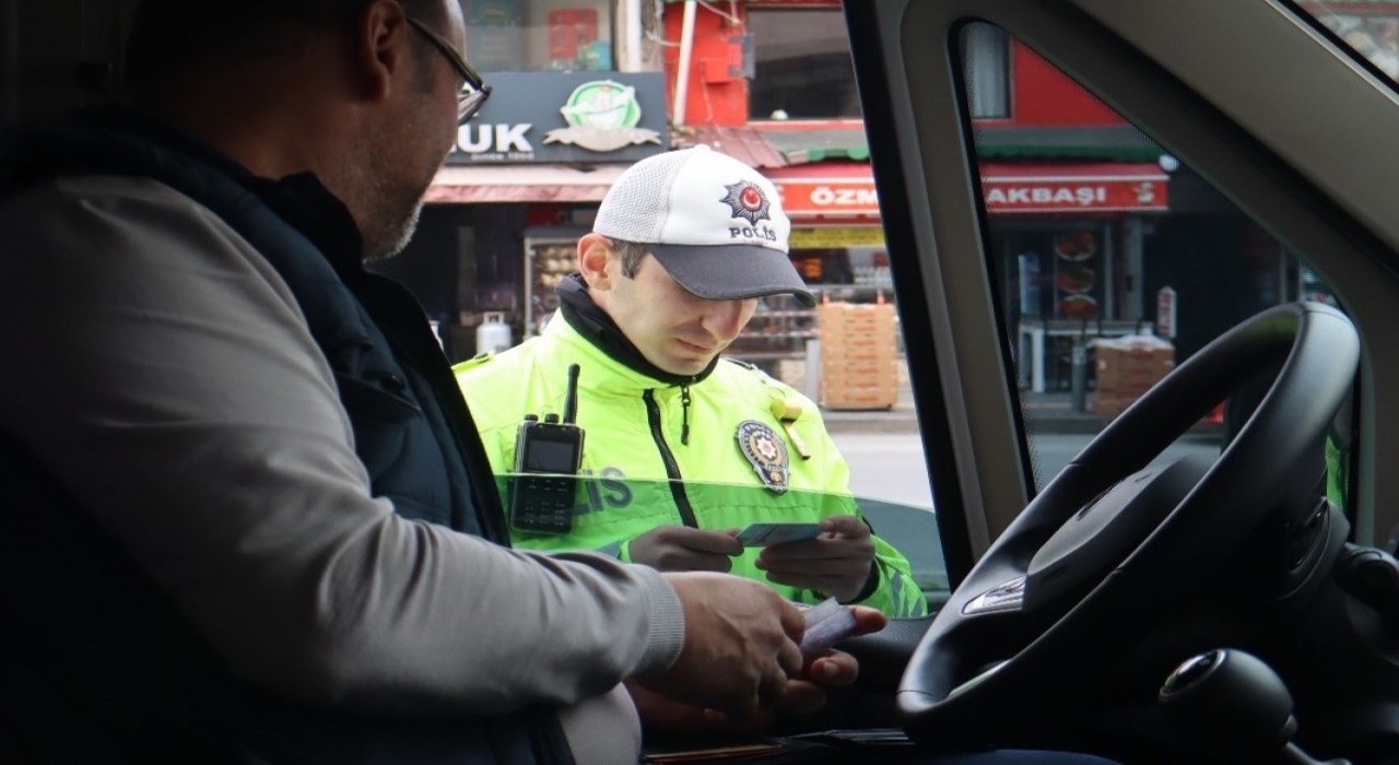İzmirde okul servislerine sıkı denetim: 38i trafikten men edildi