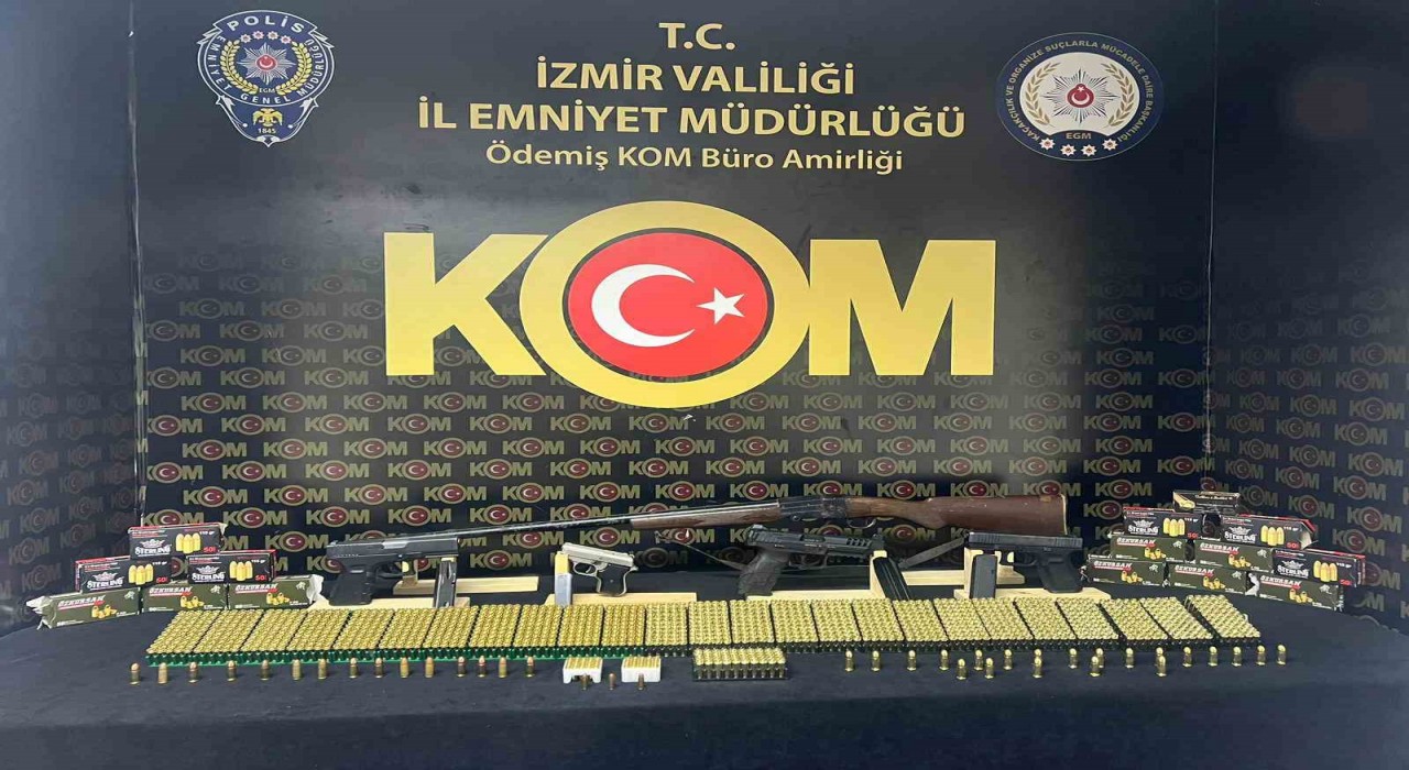 İzmirde ruhsatsız silah operasyonu: 3 gözaltı